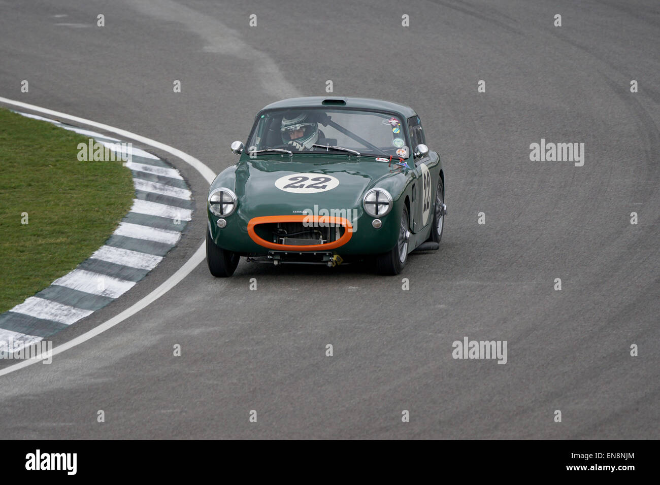 Ian Burford 1959 Sebring Sprite Kurven hart an Woodcote während der Les Leston Cup Rennen in Goodwood 73rd Members Meeting Stockfoto