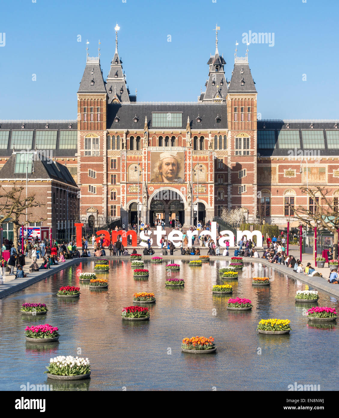 Rijksmuseum Amsterdam Rijksmuseum Nationalmuseum mit I Amsterdam Schild IAmsterdam und Tulpen im reflektierenden Pool während des Tulpenfestivals Stockfoto