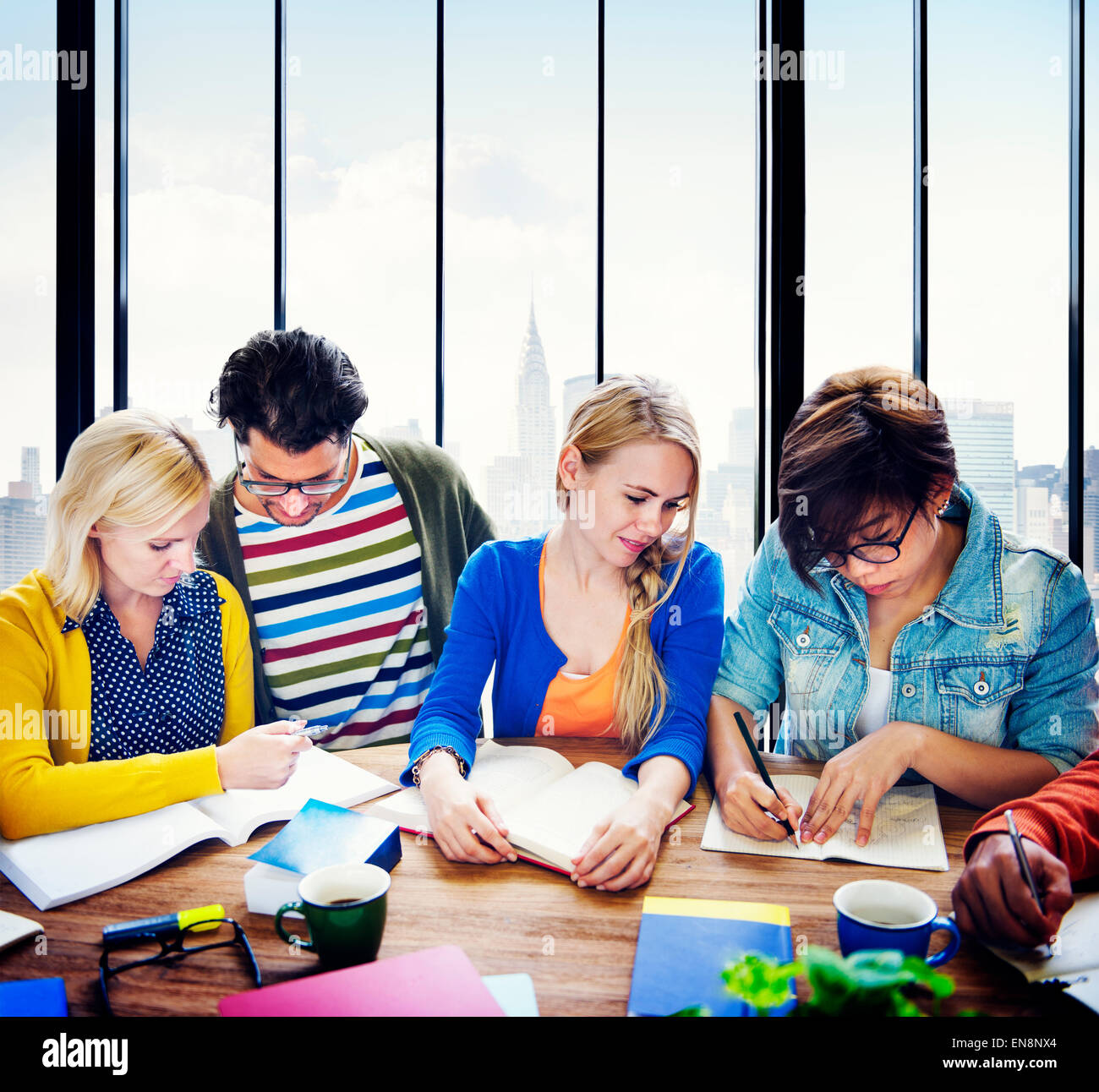 Multiethnische Gruppe von Menschen treffen Stockfoto