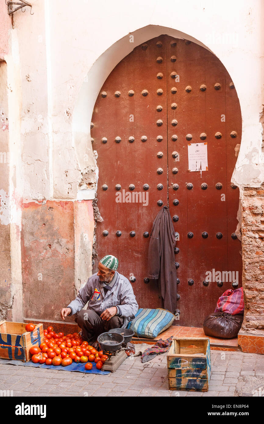 Mann und Obst-Shop. Zouk. Marrakesch. Marokko. Afrika Stockfoto