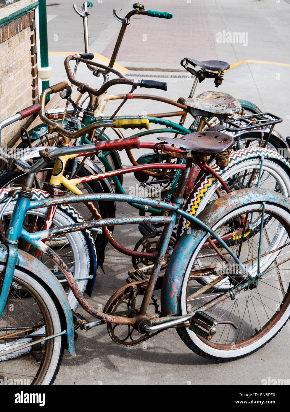 Alte antike Fahrräder vor Salida Bike Company, historische Innenstadt geparkt, Salida, Colorado, USA Stockfoto