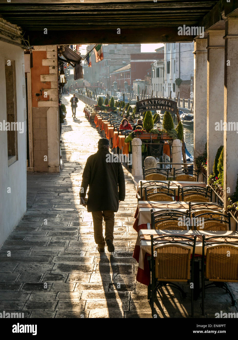 Touristen & Einheimischen zu Fuß die gepflasterten Wege, Venedig, Stadt der Kanäle Stockfoto