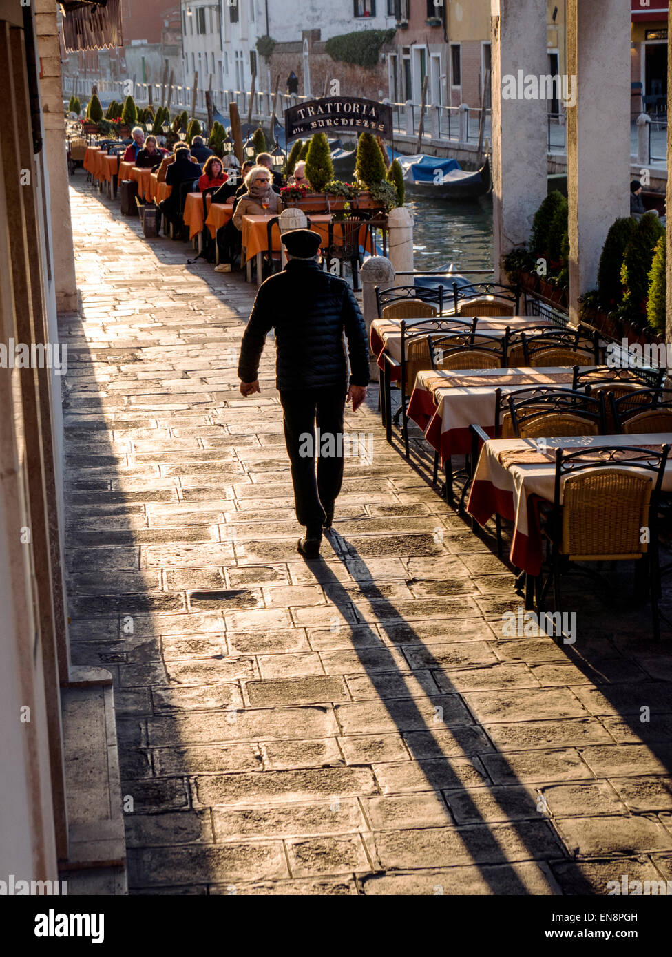 Touristen & Einheimischen zu Fuß die gepflasterten Wege, Venedig, Stadt der Kanäle Stockfoto