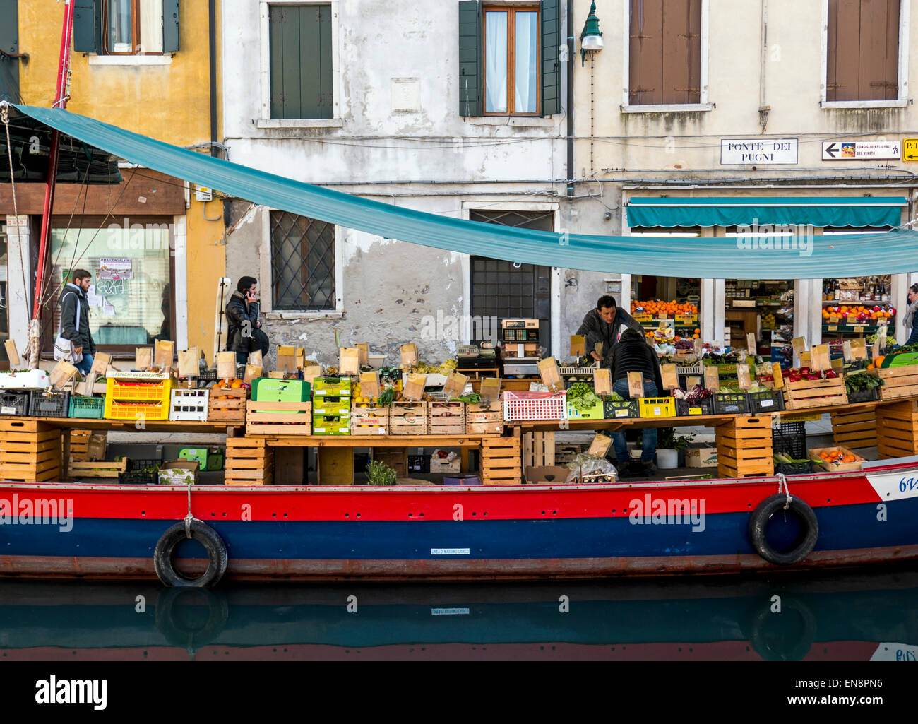 Kreditor zeigt frisches Obst & Gemüse auf Markt Boot, Venedig, Stadt der Kanäle Stockfoto