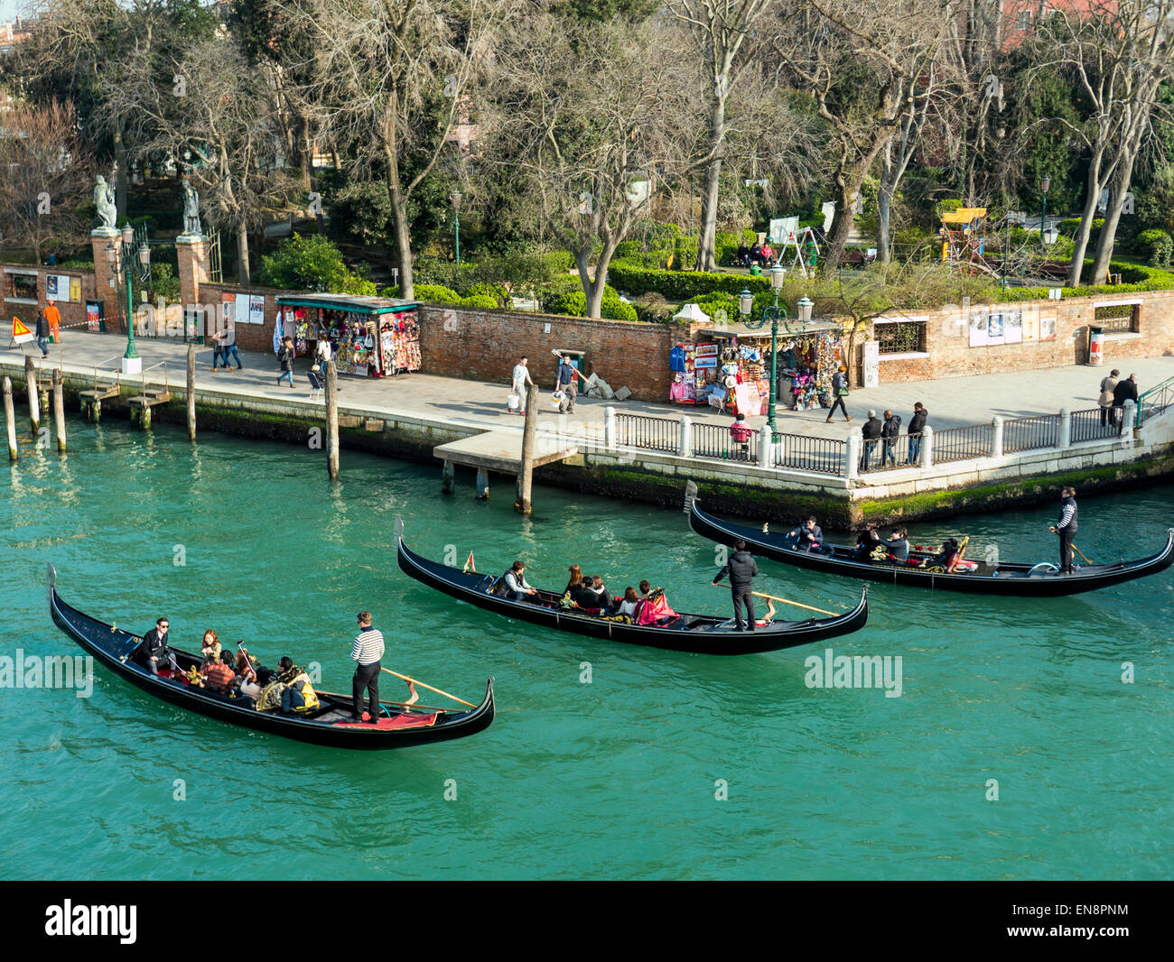 Touristen im legendären Gondeln, Venedig, Stadt der Kanäle zu fahren Stockfoto