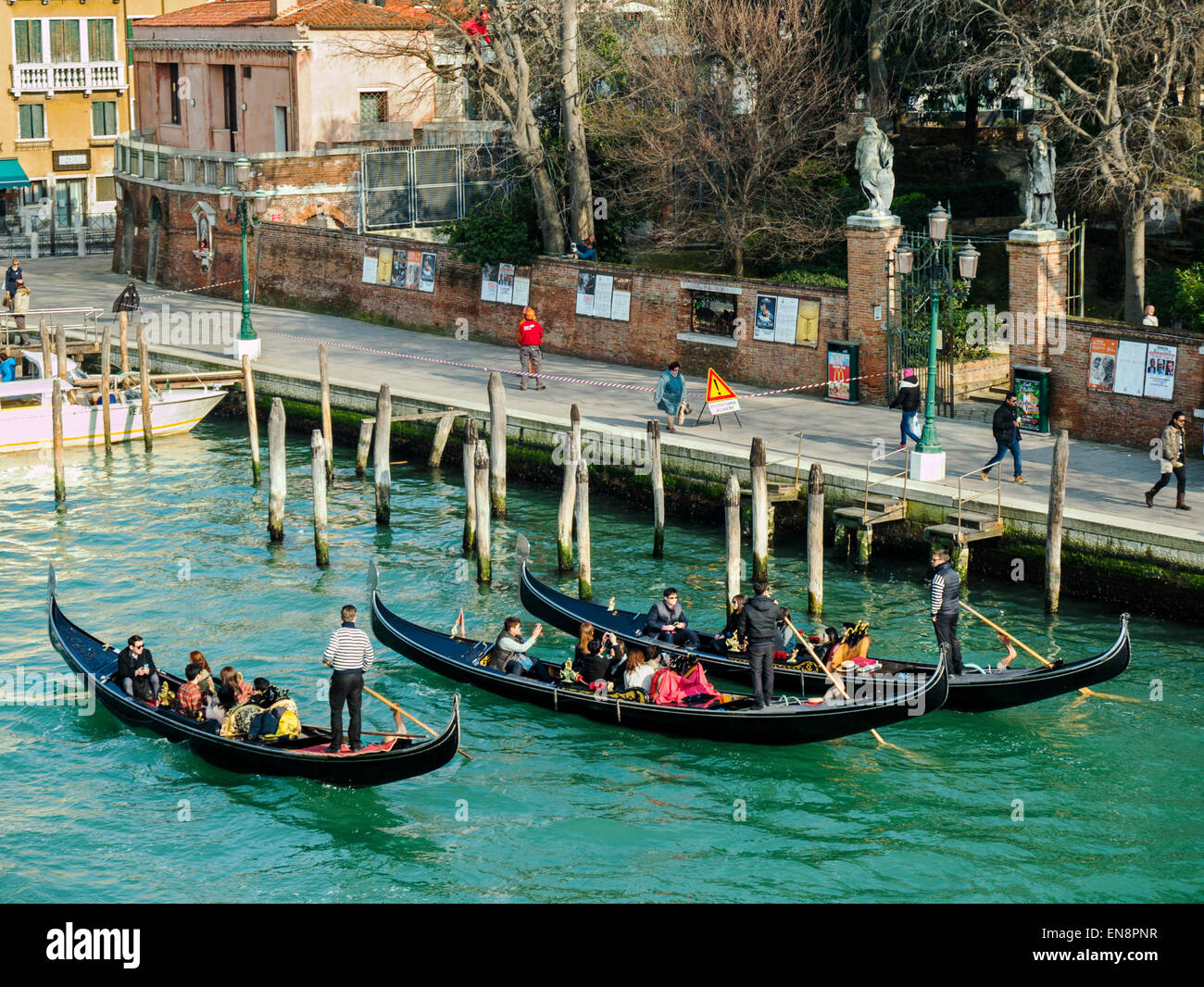 Touristen im legendären Gondeln, Venedig, Stadt der Kanäle zu fahren Stockfoto