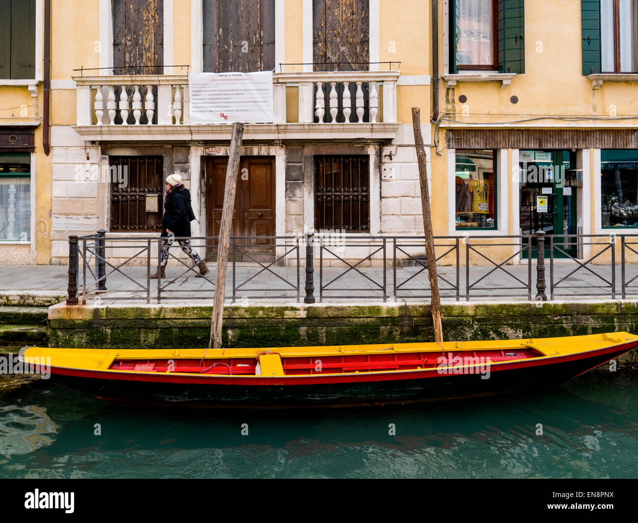 Besucher & Einheimischen genießen Sie Venedig, die Stadt der Kanäle Stockfoto