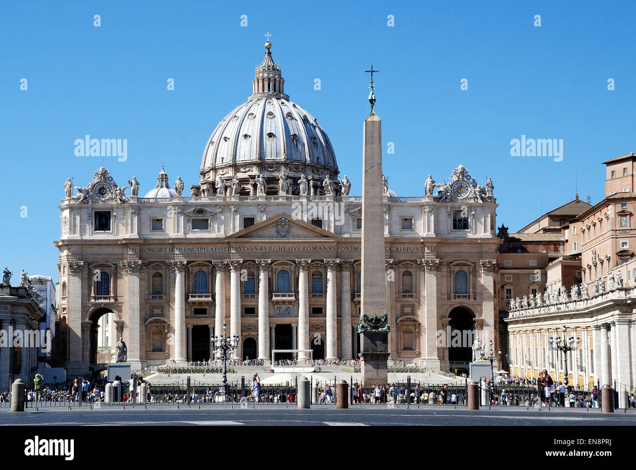 Saint Peters Platz vor der Basilika Saint Peters im Vatikan in Rom. Stockfoto