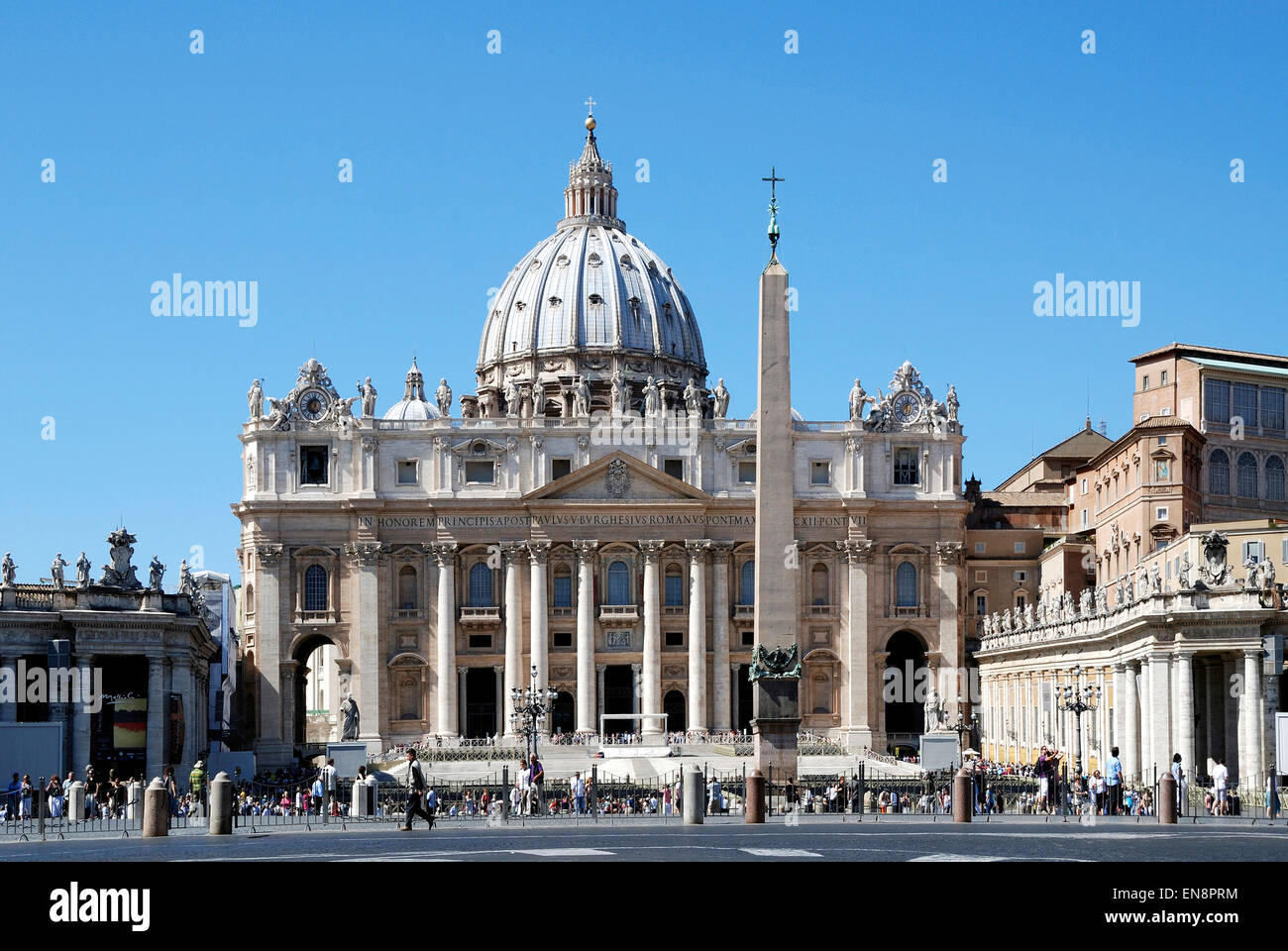 Saint Peters Platz vor der Basilika Saint Peters im Vatikan in Rom. Stockfoto