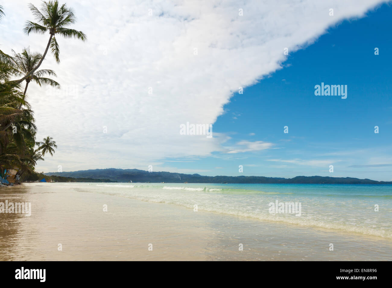 Palmen auf den gelben Sandstrand und tropischen Meer Philippinen Boracay island Stockfoto