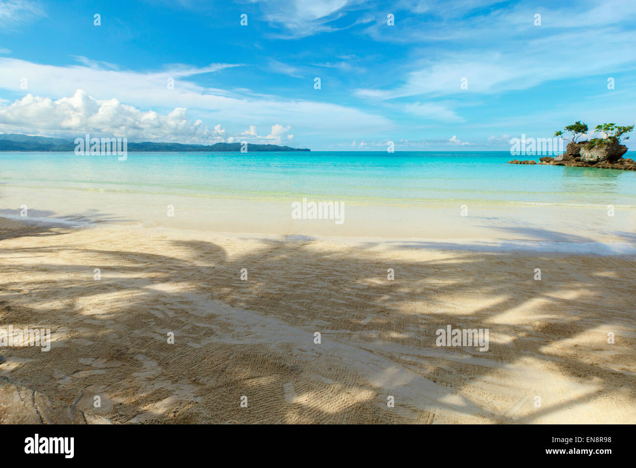 Sonnigen Tag-Ansicht mit tiefblauem Meer und Felsen-Insel mit Palmen Bäume Philippinen Boracay island Stockfoto
