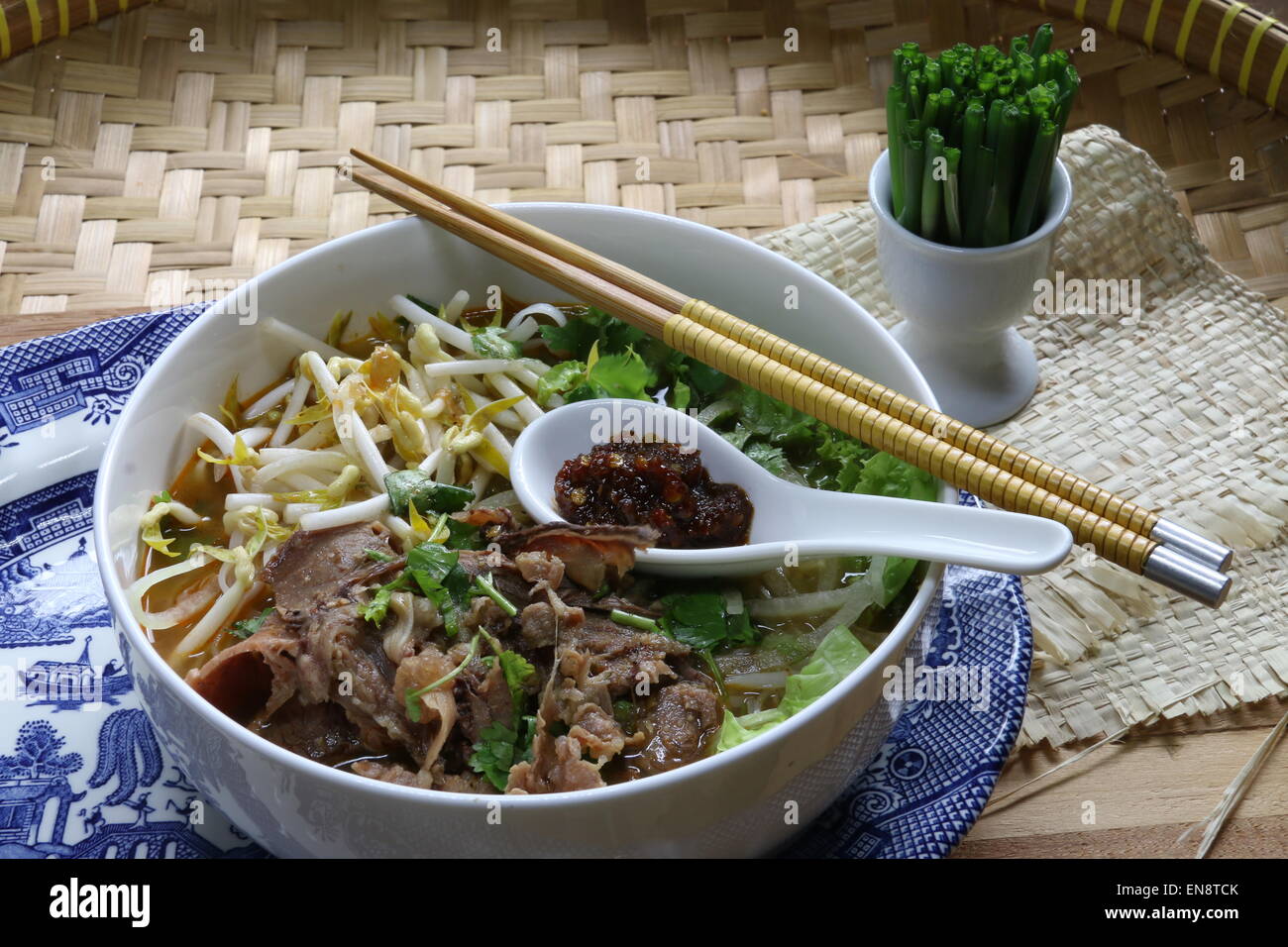 Bun Bo Hue, würzige Reis Nudeln Suppe aus Hue in Vietnam Stockfoto