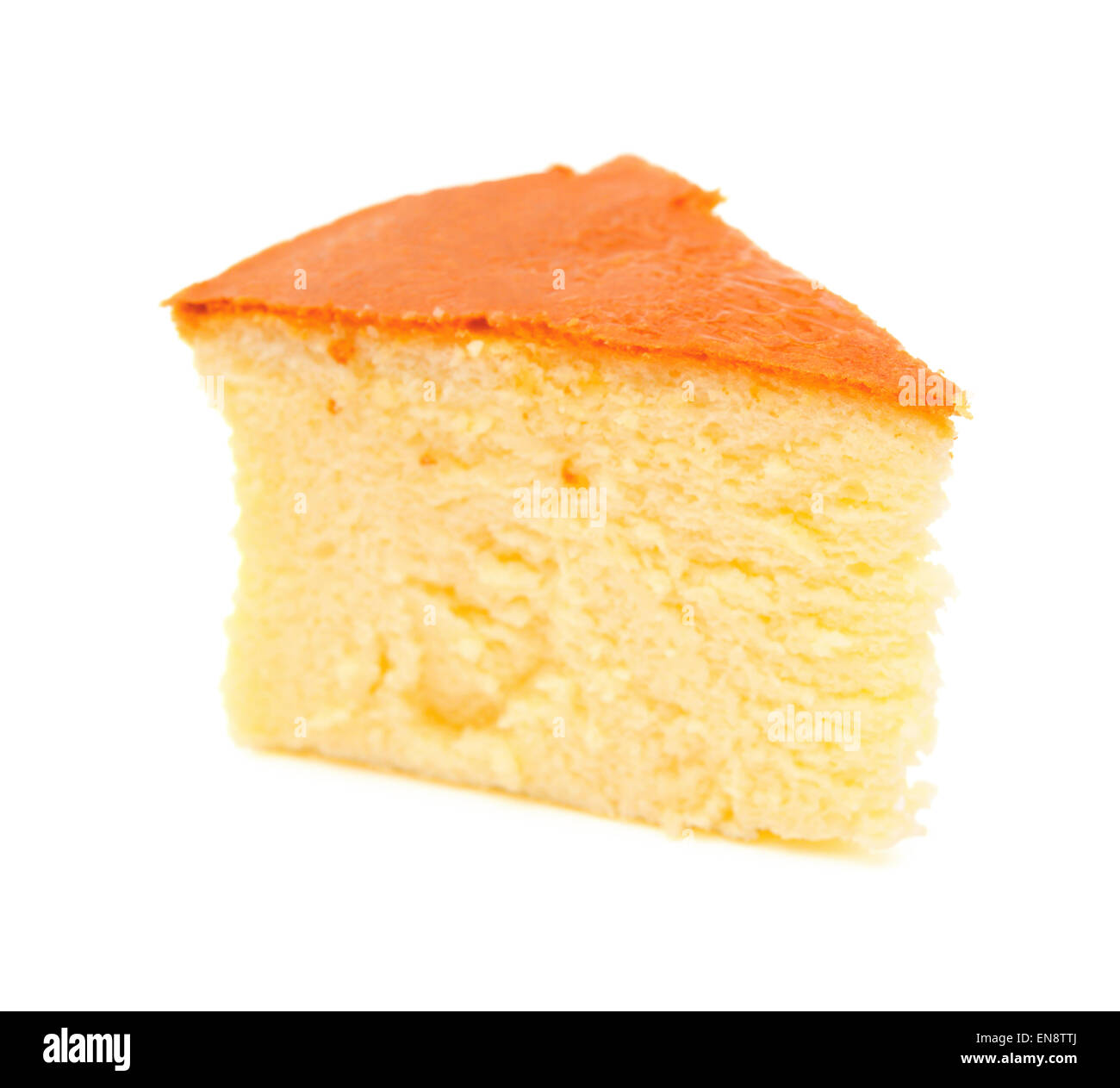 Stück Käsekuchen auf weiß mit Beschneidungspfad Stockfoto