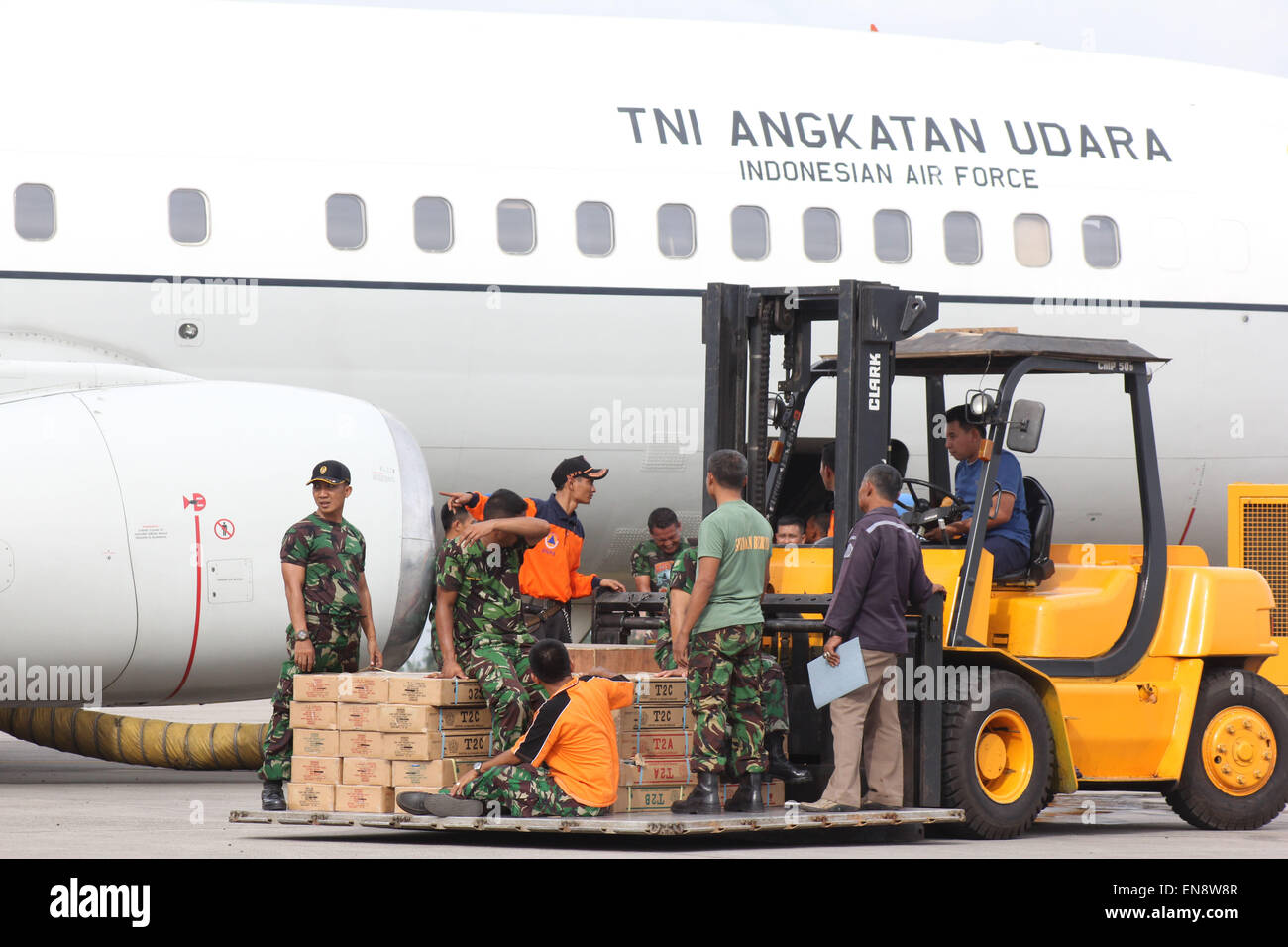 Jakarta, Indonesien. 29. April 2015. Indonesische Militär heben Sie humanitären Hilfe für die Völker von Nepal am Halim Perdanakusumah militärische Basis am 29. April 2015 in Jakarta, Indonesien. Humanitärer Hilfe wiegt 6 Tonnen mit B 737-400 Flugzeuge an die Luftwaffe in Indonesien in Richtung Kathmandu. Die indonesische Regierungshilfe für Nepal besteht aus einem Feldlazarett Zelte und Ausrüstung, Flüchtling Zelte, medizinische Geräte, Fast-Food und Medizin. Indonesien wird auch ausgelöst, 15 Ärzte und medizinisches Personal. Bildnachweis: Sijori Bilder/ZUMA Draht/Alamy Live-Nachrichten Stockfoto