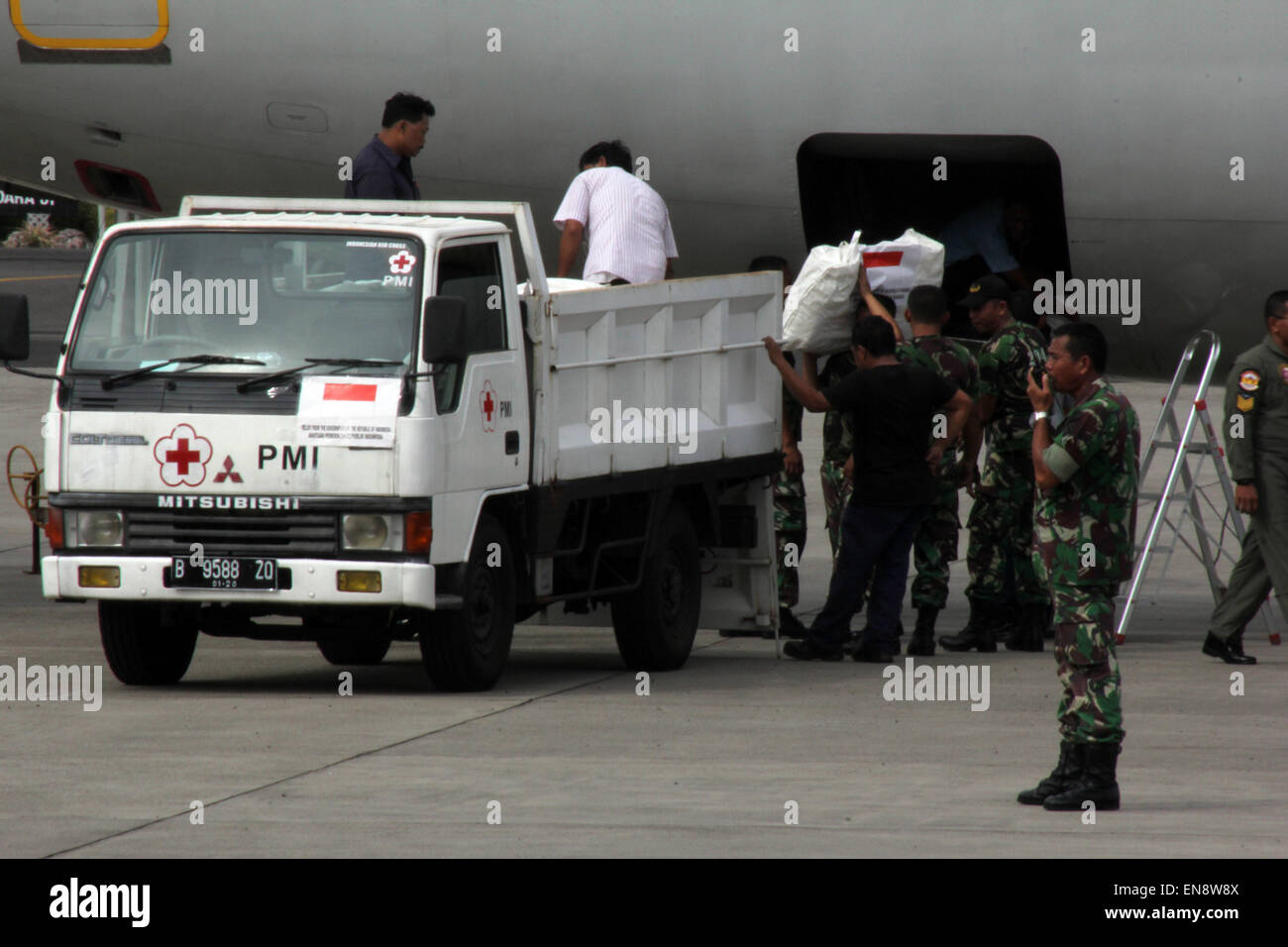 Jakarta, Indonesien. 29. April 2015. Indonesische Militär heben Sie humanitären Hilfe für die Völker von Nepal am Halim Perdanakusumah militärische Basis am 29. April 2015 in Jakarta, Indonesien. Humanitärer Hilfe wiegt 6 Tonnen mit B 737-400 Flugzeuge an die Luftwaffe in Indonesien in Richtung Kathmandu. Die indonesische Regierungshilfe für Nepal besteht aus einem Feldlazarett Zelte und Ausrüstung, Flüchtling Zelte, medizinische Geräte, Fast-Food und Medizin. Indonesien wird auch ausgelöst, 15 Ärzte und medizinisches Personal. Bildnachweis: Sijori Bilder/ZUMA Draht/Alamy Live-Nachrichten Stockfoto