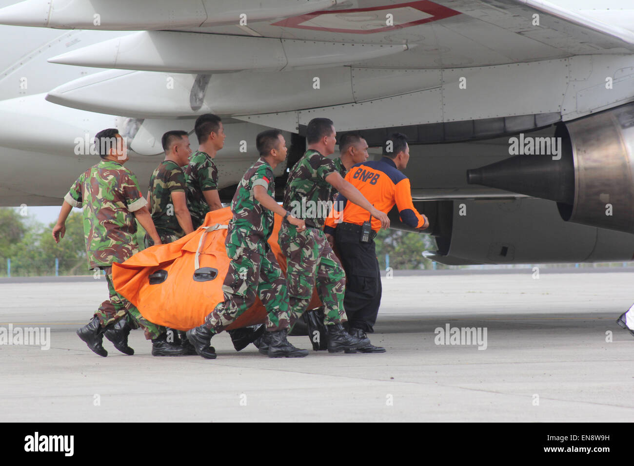 Jakarta, Indonesien. 29. April 2015. Indonesische Militär heben Sie humanitären Hilfe für die Völker von Nepal am Halim Perdanakusumah militärische Basis am 29. April 2015 in Jakarta, Indonesien. Humanitärer Hilfe wiegt 6 Tonnen mit B 737-400 Flugzeuge an die Luftwaffe in Indonesien in Richtung Kathmandu. Die indonesische Regierungshilfe für Nepal besteht aus einem Feldlazarett Zelte und Ausrüstung, Flüchtling Zelte, medizinische Geräte, Fast-Food und Medizin. Indonesien wird auch ausgelöst, 15 Ärzte und medizinisches Personal. Bildnachweis: Sijori Bilder/ZUMA Draht/Alamy Live-Nachrichten Stockfoto
