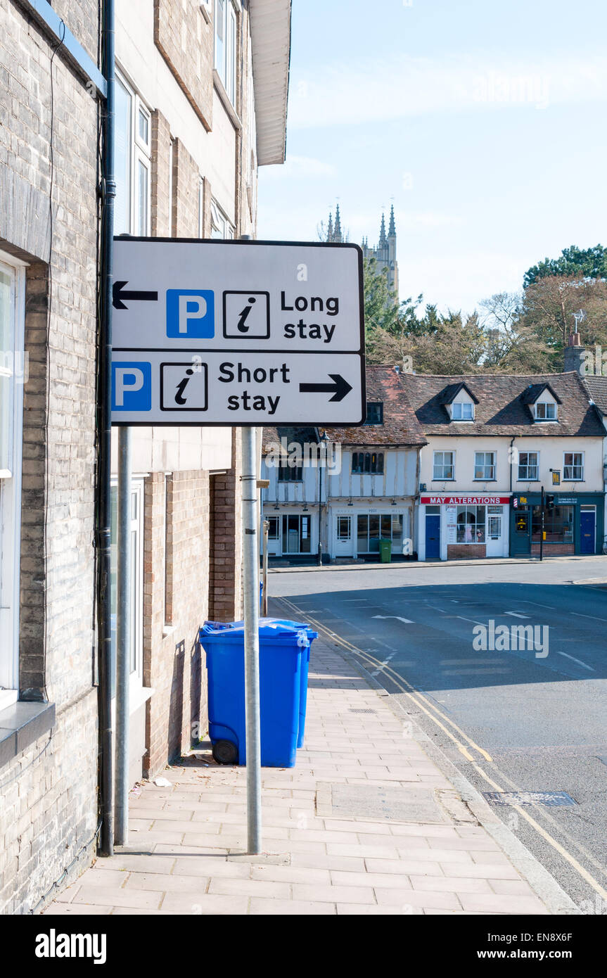 BURY ST EDMUNDS, ENGLAND 20. April 2015: Schild für Parkplatz in der Stadt Zentrum für lange und kurze Parkplatz übernachten Stockfoto