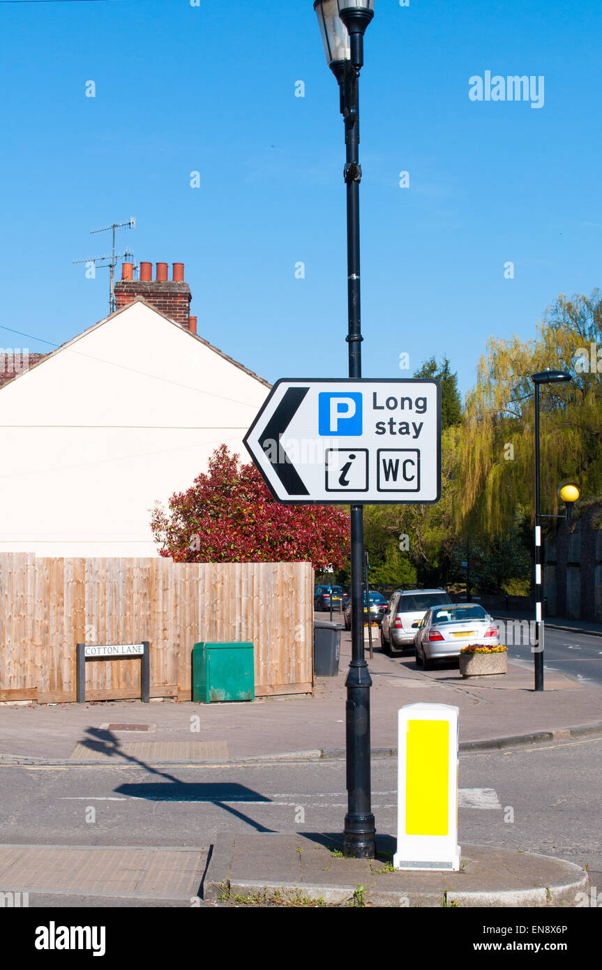 Melden Sie für Parkplatz und öffentliche Toiletten im Stadtzentrum Stockfoto