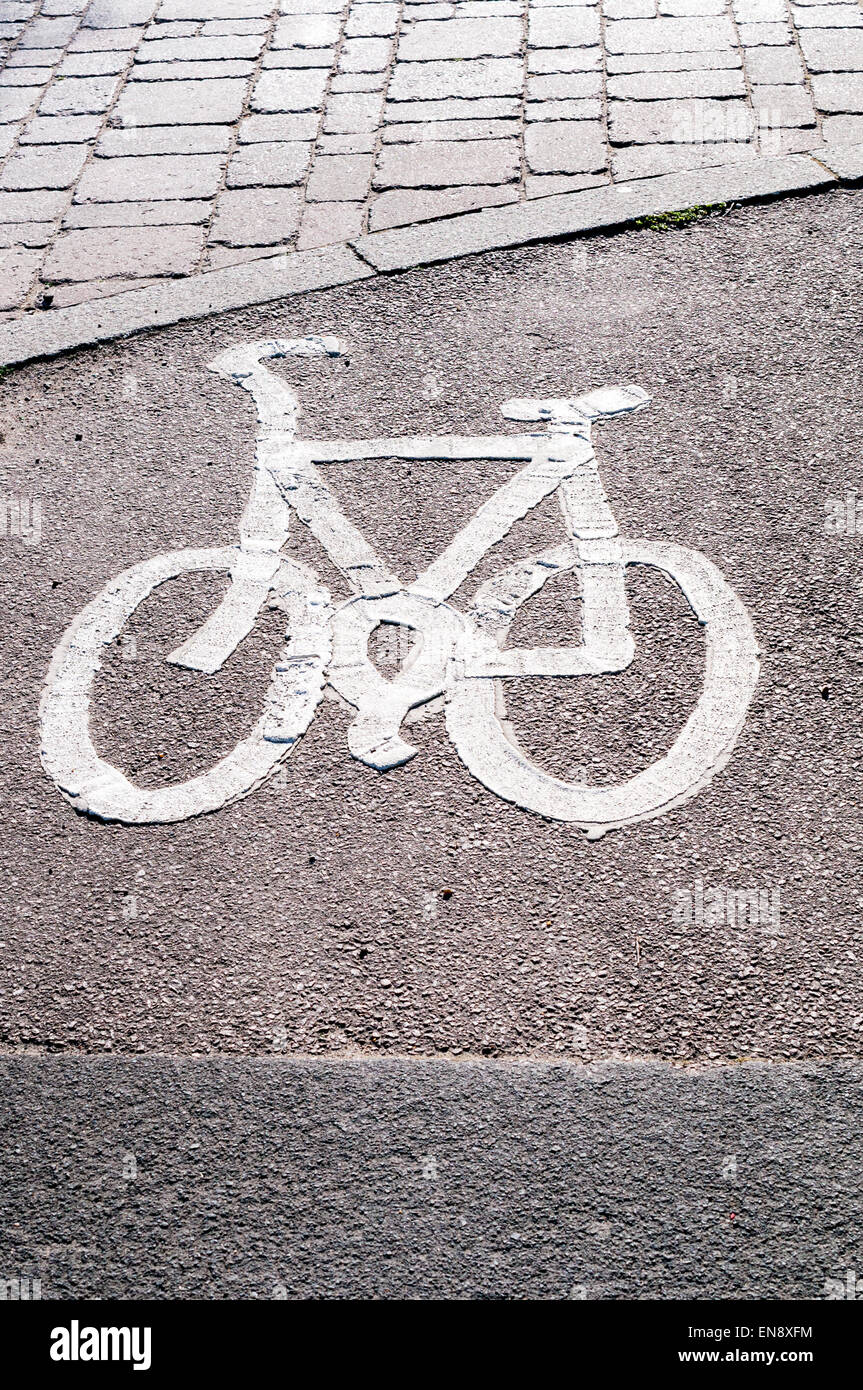Fahrrad-Schild auf die Straße gemalt hautnah Stockfoto