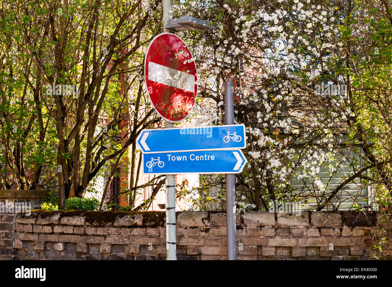 Zeichen für Richtung Stadtmitte, Radweg und kein Eintrag veröffentlichen Stockfoto