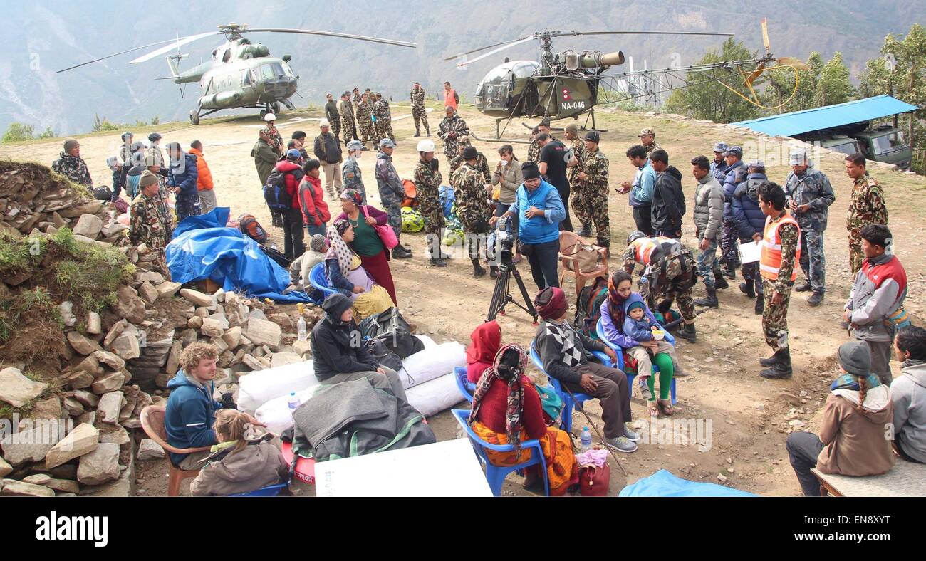 Rasuwa, Nepal. 29. April 2015. Mitglieder der nepalesischen Armee übertragen Rescuees aus den betroffenen Gebieten des Erdbebens im Rasuwa, Nepal, 29. April 2015. Die Zahl der Todesopfer durch ein starkes Erdbeben in Nepal kletterte auf 5.489 und insgesamt 10.965 andere wurden verletzt, sagte das Innenministerium am Donnerstag. Bildnachweis: Nepal Armee/Xinhua/Alamy Live-Nachrichten Stockfoto