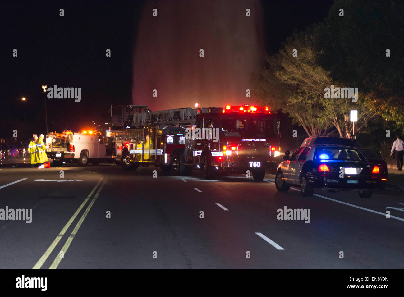 Los Angeles, Kalifornien, USA. 29. April 2015. Los Angeles Fire Department Feuerwehrleute versuchen, Herunterfahren von einem gebrochenen Hydranten aus ein Hit und Verkehrsunfall laufen. Bildnachweis: Chester Brown/Alamy Live-Nachrichten Stockfoto