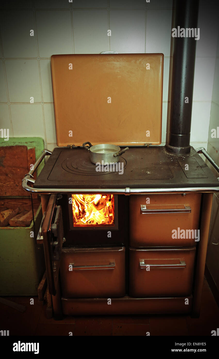 antiken Herd ein Holzofen mit Feuer in der alten Bergheim Stockfoto