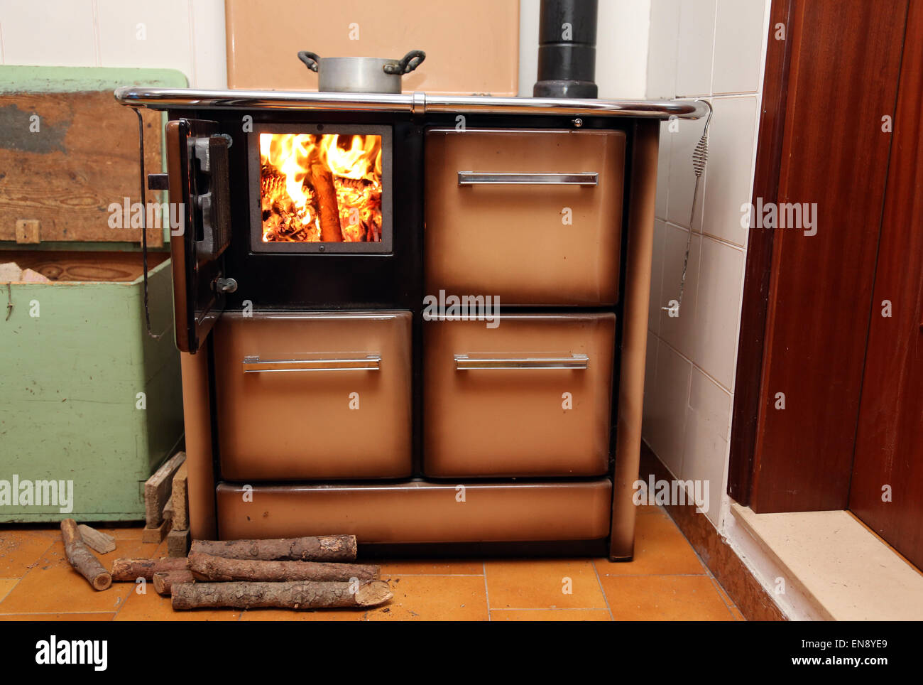 antiken Herd ein Holzofen mit Feuer in der alten Bergheim Stockfoto
