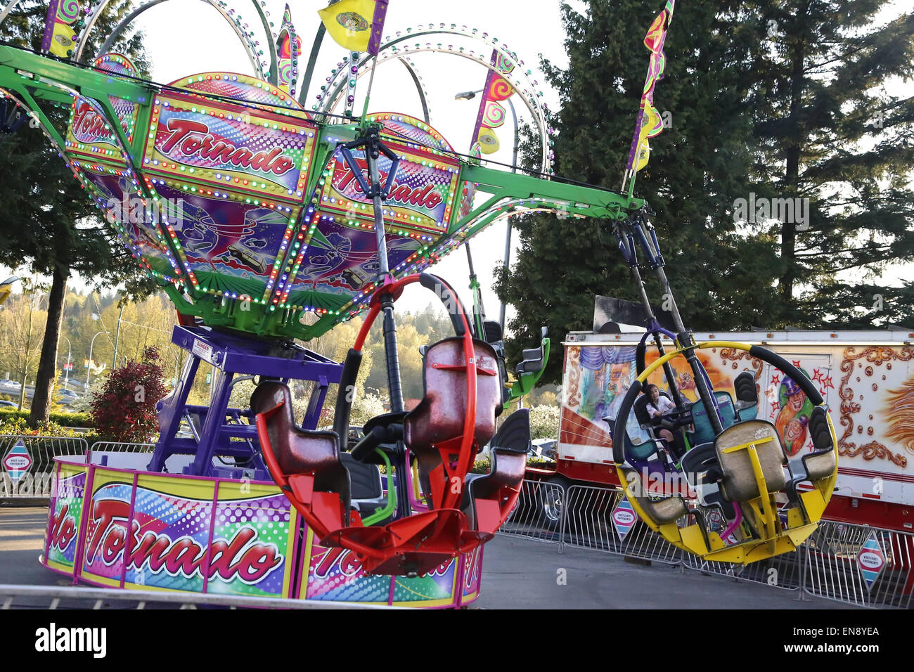 Coquitlam, BC, Kanada - 9. April 2015: Leute, die Spaß an der Westküste Vergnügungen Karneval Stockfoto