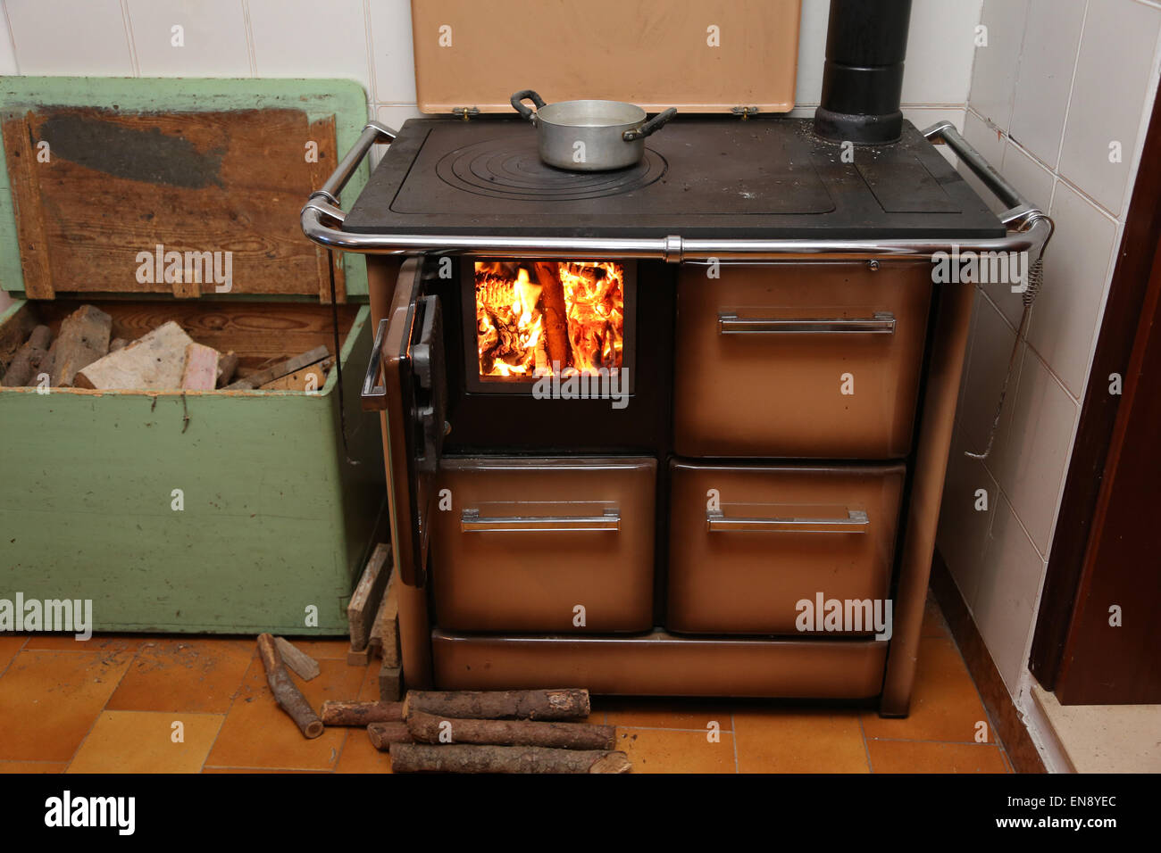 Ofen ein Holzofen mit Feuer in der alten Bergheim Stockfoto