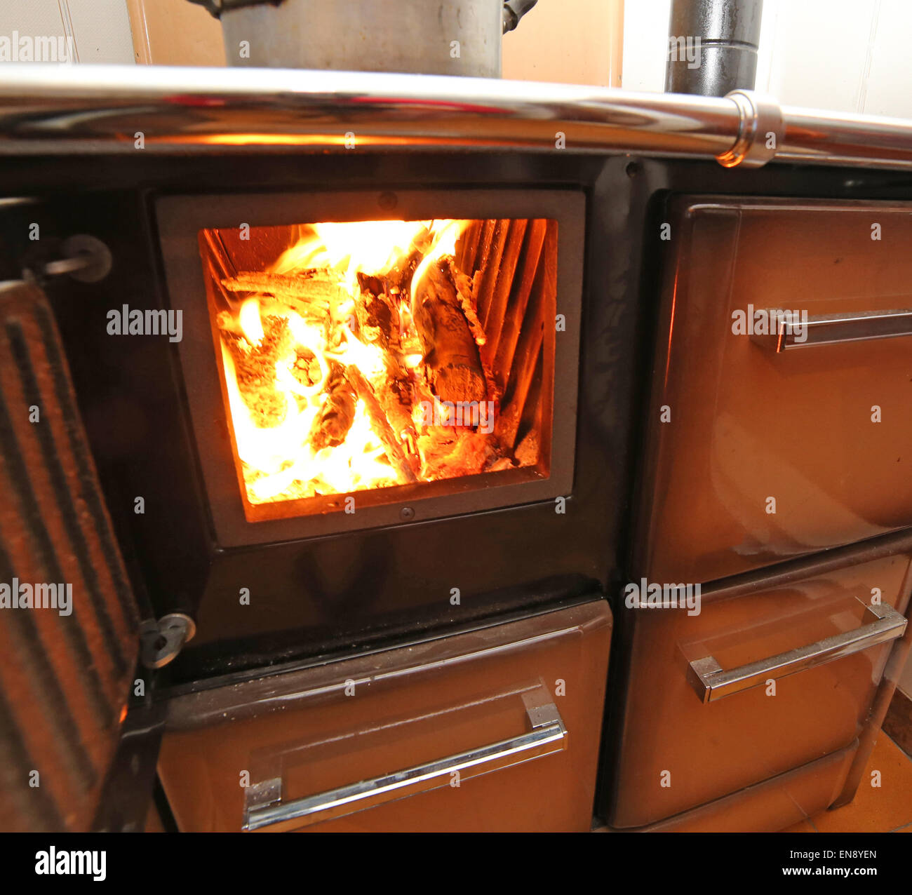 antiken Herd ein Holzofen mit Feuer in den Bergen nach Hause Stockfoto