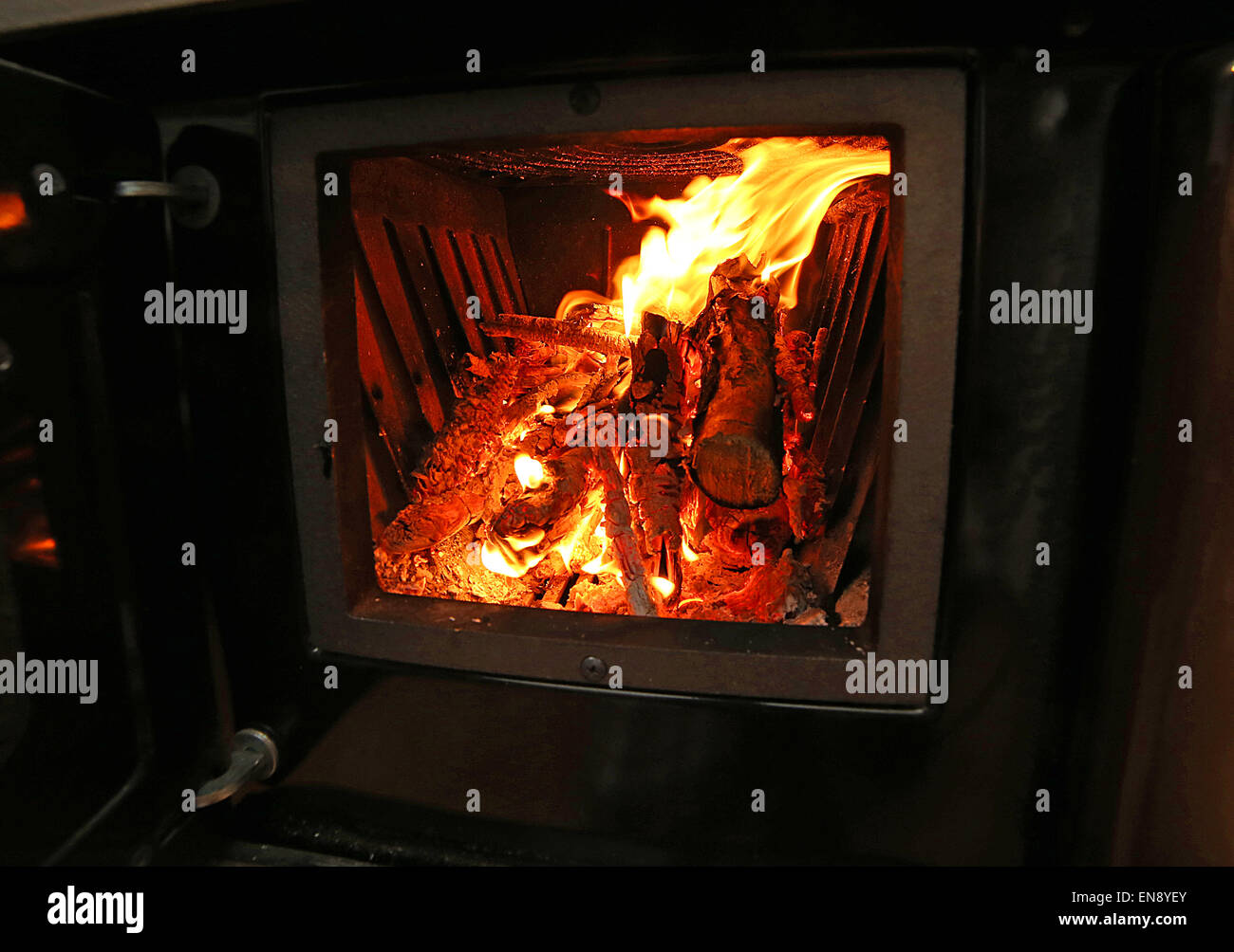 antiken Herd ein Holzofen mit Feuer in der alten Bergheim Stockfoto