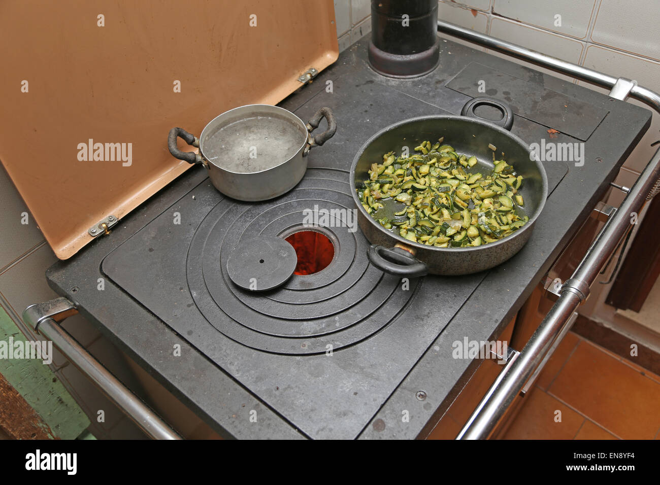 Pfanne mit Zucchini gebacken aus Gusseisen Ofen mit Feuer in der alten  Bergheim Stockfotografie - Alamy