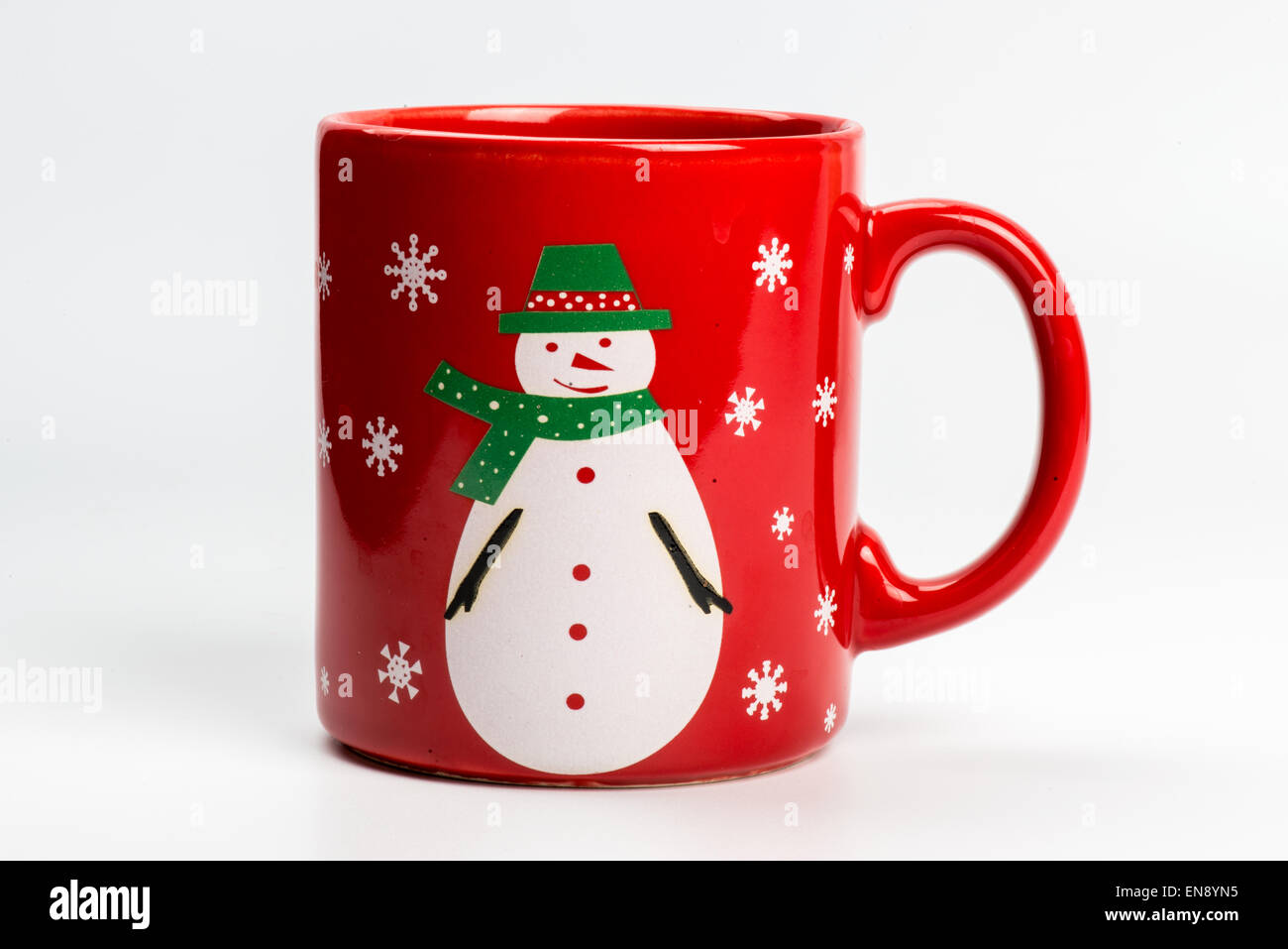 Rot Weihnachten Tee Tasse mit Schneemann auf weißem Hintergrund Stockfoto