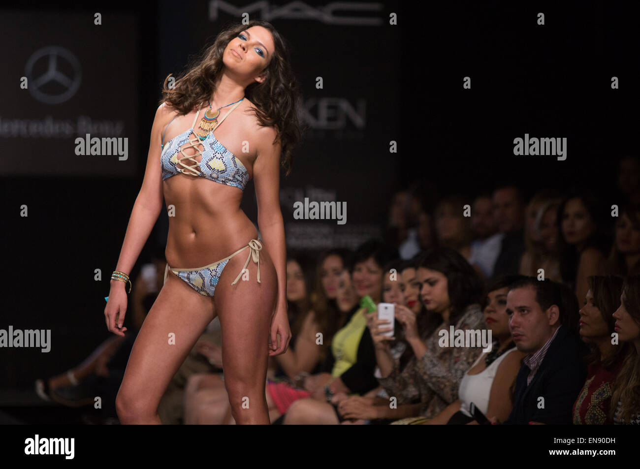 Santo Domingo, Dominikanische Republik. 29. April 2015. Ein Modell stellt eine Schöpfung der Badeanzug Kollektion Indie Seele, während die erste Ausgabe der Mercedes Benz Fashion Week in Santo Domingo, Dominikanische Republik, am 29. April 2015. Bildnachweis: Fran Afonso/Xinhua/Alamy Live-Nachrichten Stockfoto