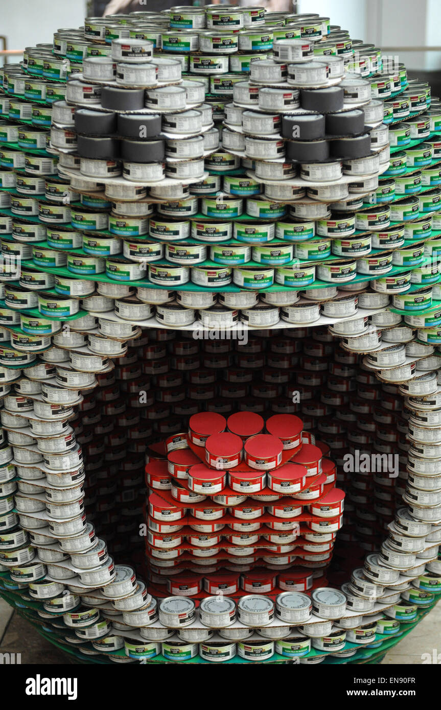 (150430)--VANCOUVER, 30. April 2015 (Xinhua)--eine Cartoon-Figur, die ganz aus Konserven wird angezeigt, auf der 2015 Canstruction Vancouver in Vancouver, Kanada, 29. April 2015. Am Ende der Ausstellung alle Lebensmittel, die in den Strukturen verwendet werden, größere Vancouver Tafeln zur Verteilung an die Gemeinschaft Notfall Fütterung Programme gespendet. Seit 2002 hat Canstruction Vancouver über 1,3 Millionen Dosen von Lebensmitteln für die Tafel. Canstruction Vancouver ist eine jährliche Design und Bau Wettbewerb, in mehr als 180 Städten weltweit stattfindet. (Xinhua/Sergei Bachlakov) (a Stockfoto
