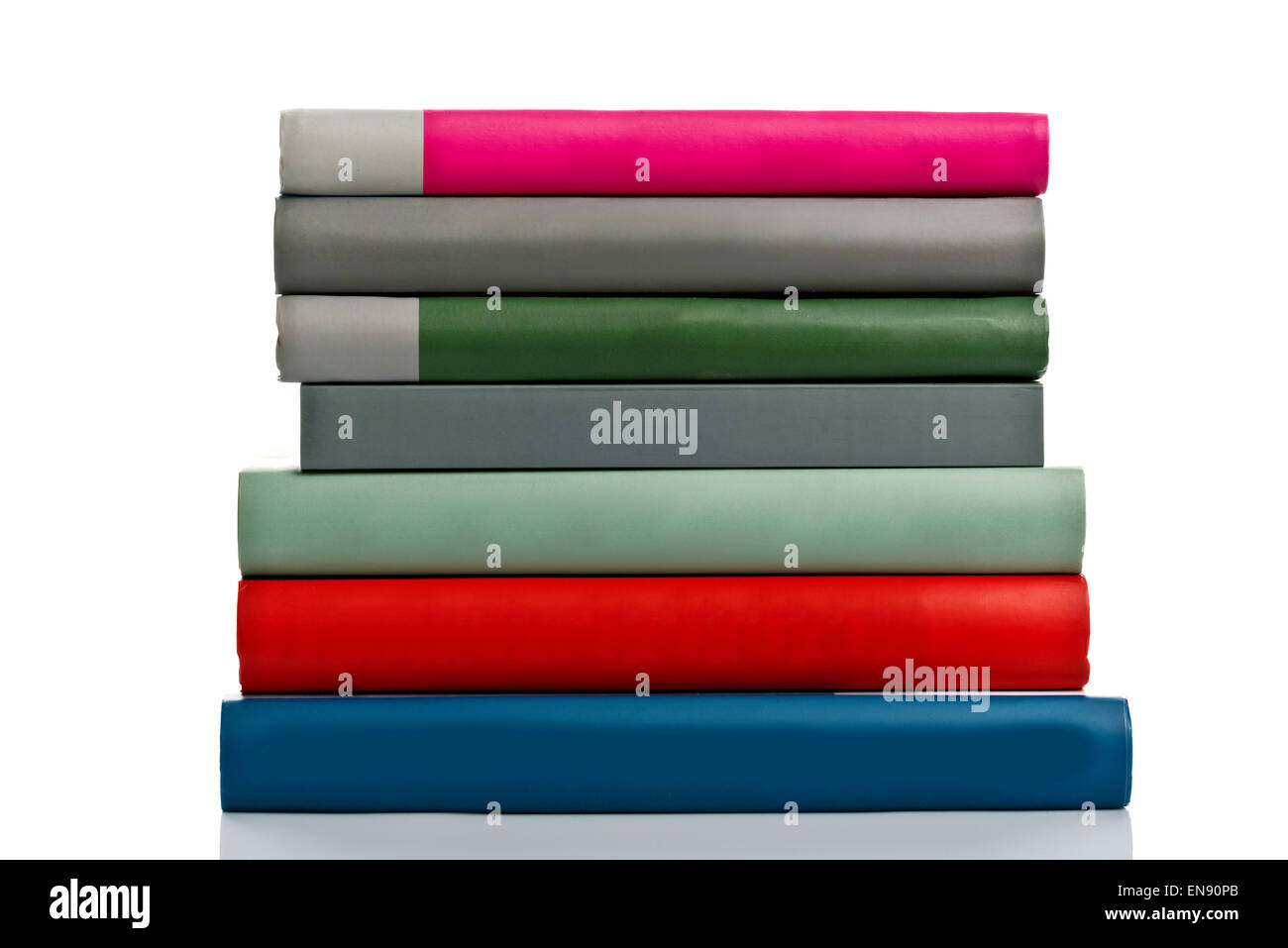 Stapel von gebrauchten Büchern als Bildungskonzept auf weißem Hintergrund Stockfoto