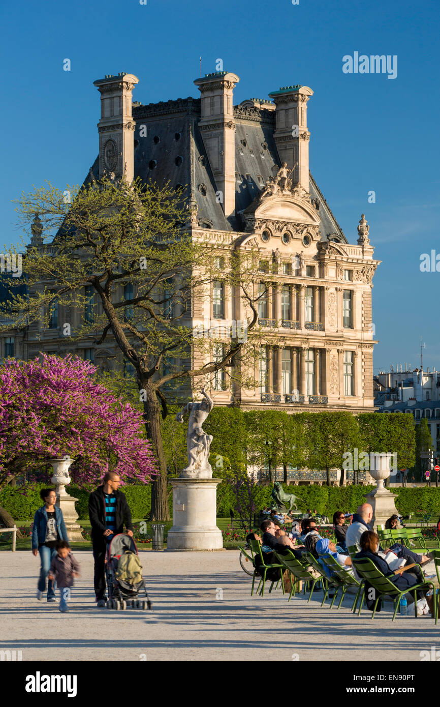 Die Pariser Tuilerien genießen auf einer Feder am Nachmittag, Paris, Frankreich Stockfoto