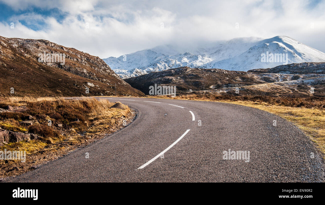 Wicklung, A894, Straße in Richtung Assynt aus dem Norden, Schottisches Hochland im zeitigen Frühjahr aufsteigend Stockfoto