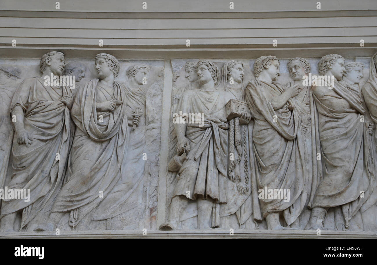 Italien. Rom. Ara Pacis Augustae. Altar der Pax. 13-21:00. Prozessionsweg Fries. Membres des Senats und Priester. Stockfoto