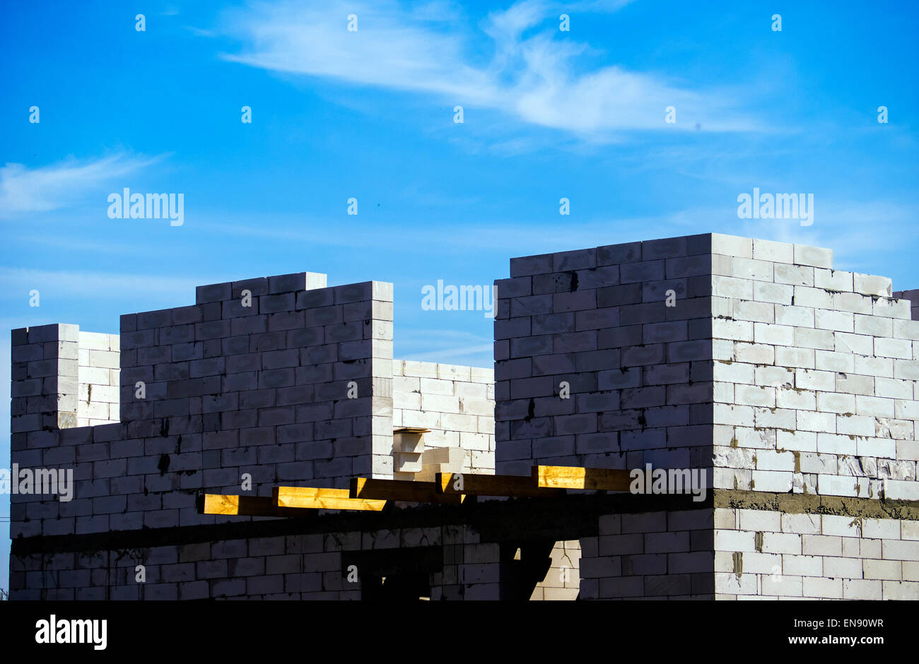 Bau von Privathäusern von Schaumstoffblöcken Stockfoto