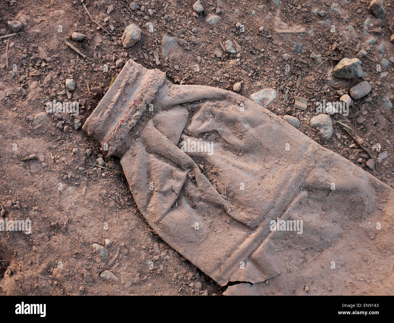 Eine abgeflachte Flasche verworfen, auf einer Landstraße in der Nähe von Bridgnorth, Shropshire Stockfoto