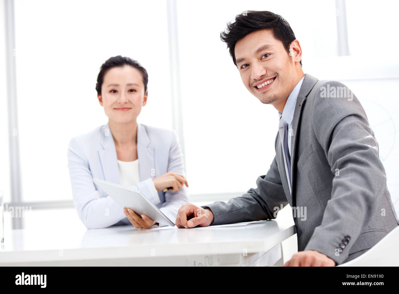 Business-Männer und Frauen bei der Arbeit Stockfoto