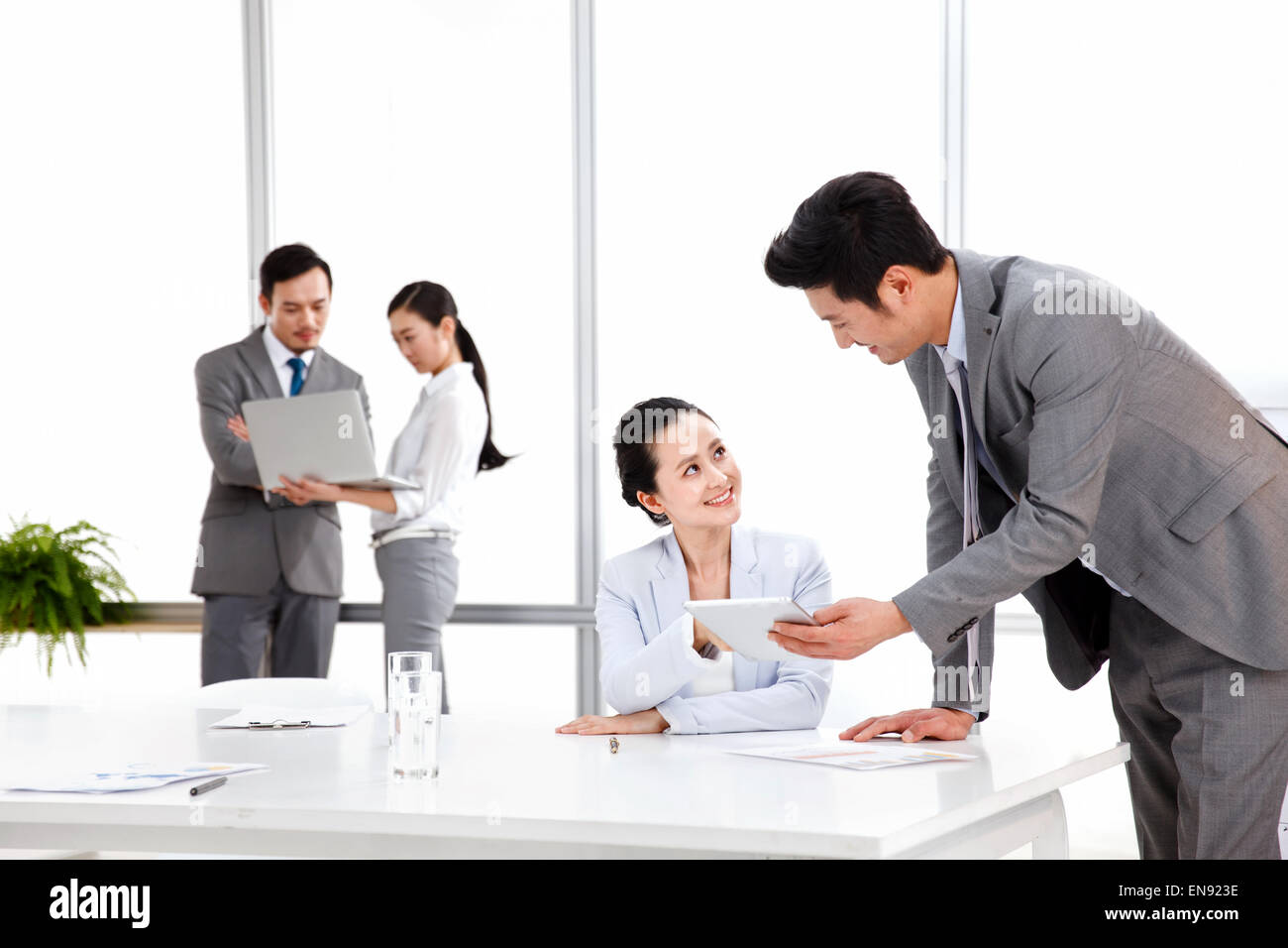 Business-Männer und Frauen bei der Arbeit Stockfoto