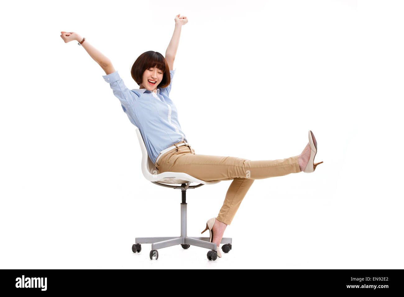Junge weibliche Angestellte in einem Sessel sitzend Stockfoto