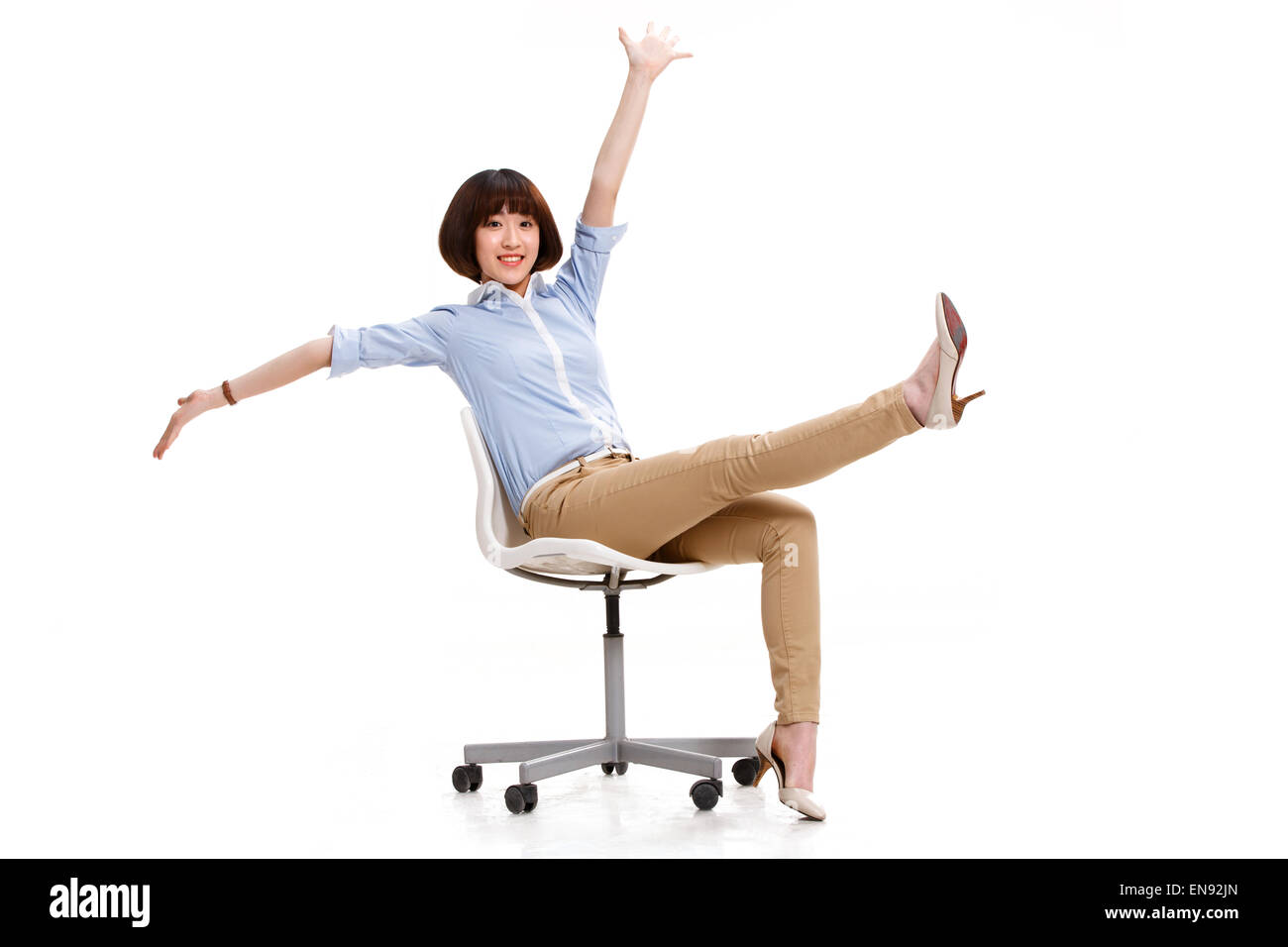 Junge weibliche Angestellte in einem Sessel sitzend Stockfoto