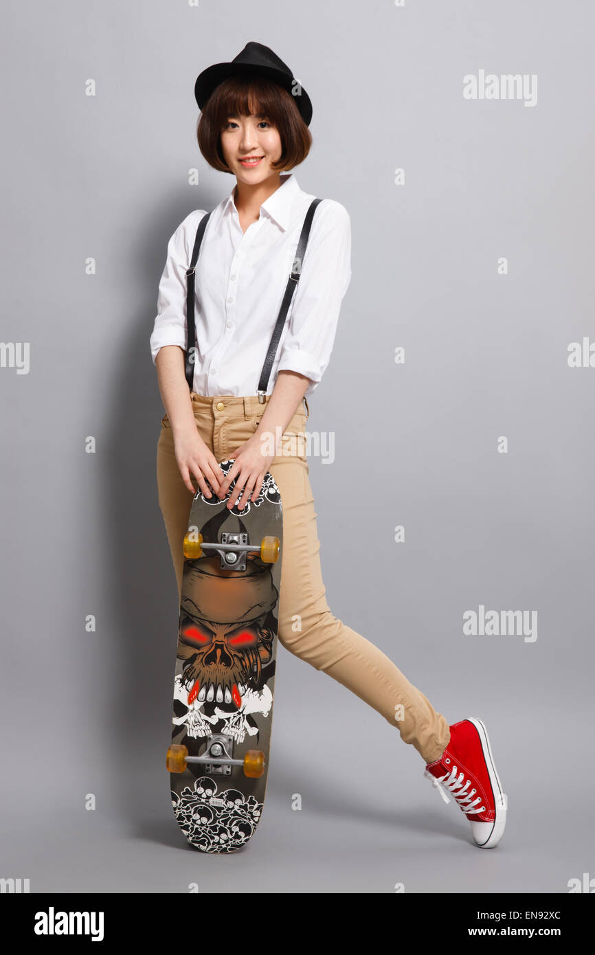 Junge Frau mit einem skateboard Stockfoto
