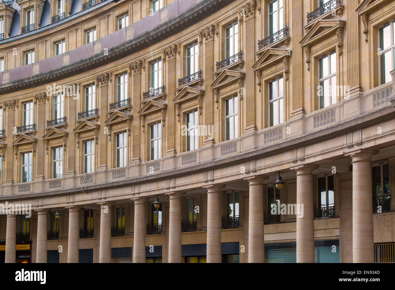 Gebogene Gebäude neben Bourse de Commerce entlang Rue de Viarmes, Paris, Frankreich Stockfoto