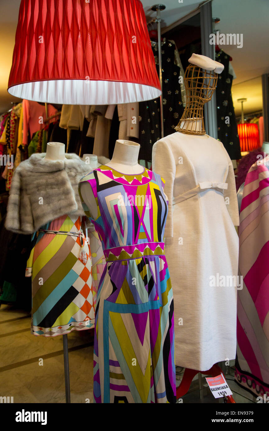 Bunte Fenster Anzeige an weltbekannte Designer Didier ludot Boutique im Palais Royal, Paris Frankreich Stockfoto