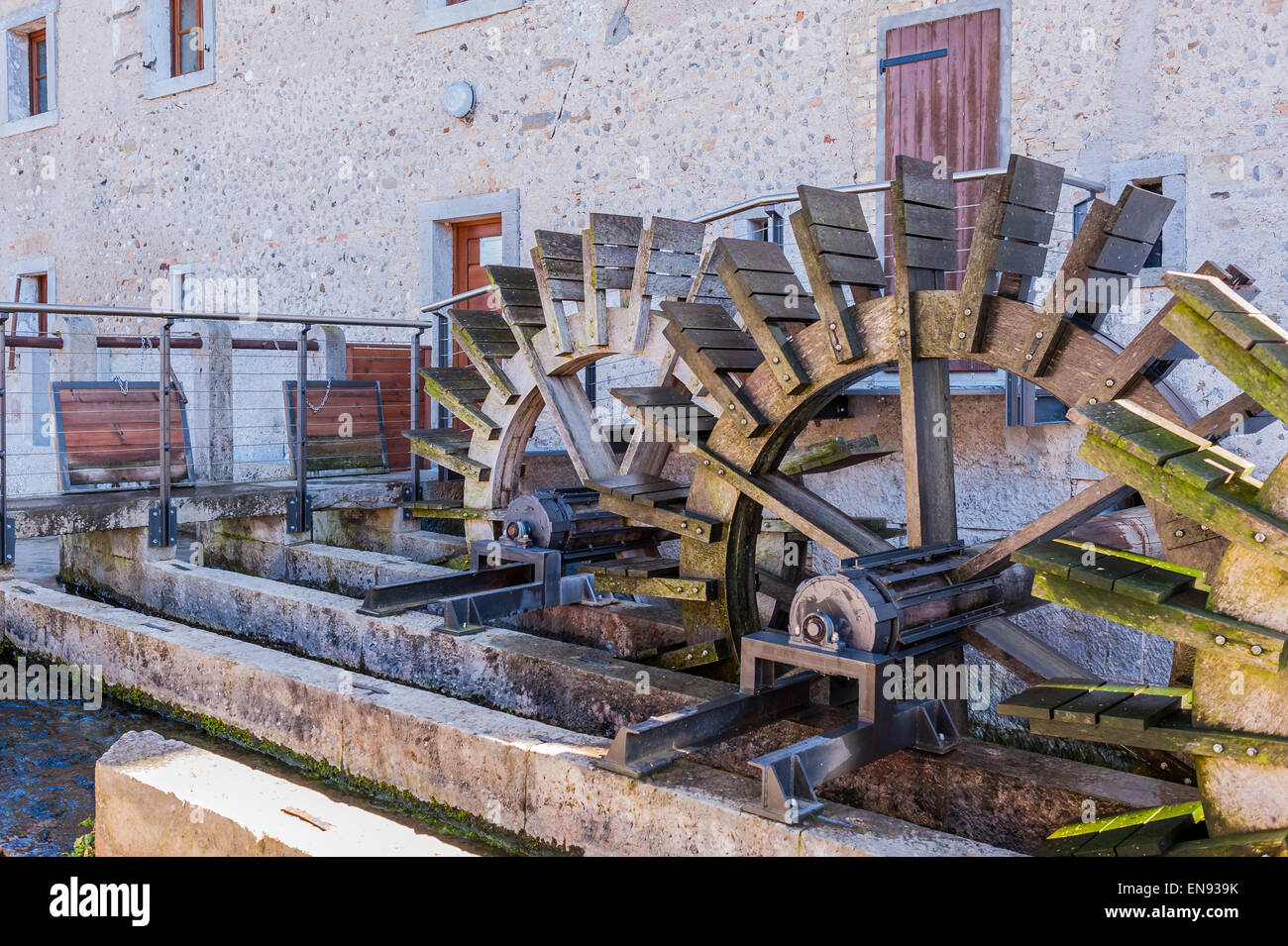 Serie von drei Rädern hölzerne Mühle renoviert Stockfoto